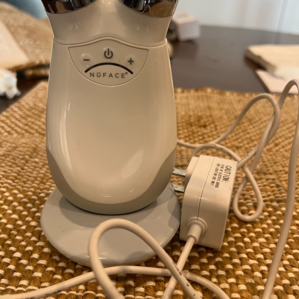 NUFACE TRINITY FACIAL TONING DEVICE (PRO) - Picture 2 of 2